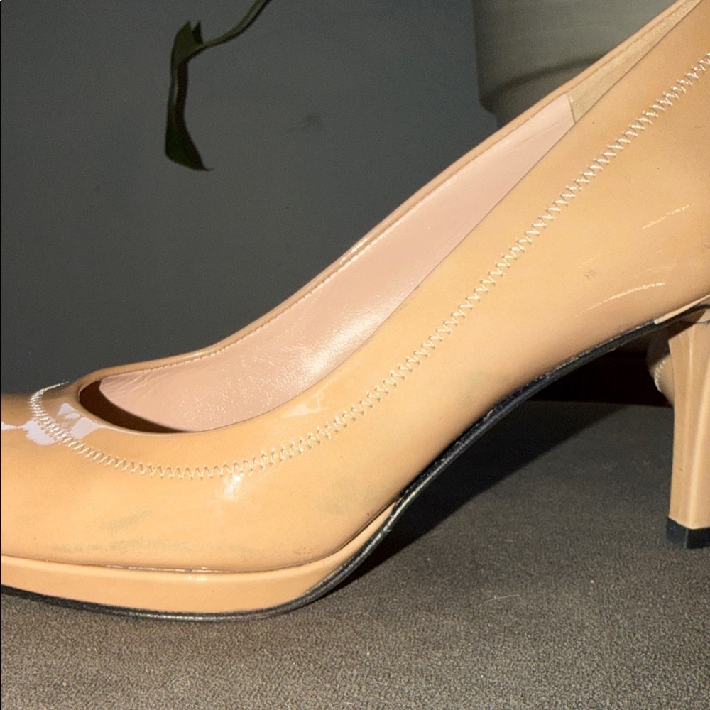 Stuart Weitzman Nude Patent Leather Peep Toe Womens 6.5 Heels Classic Preppy - Picture 11 of 11